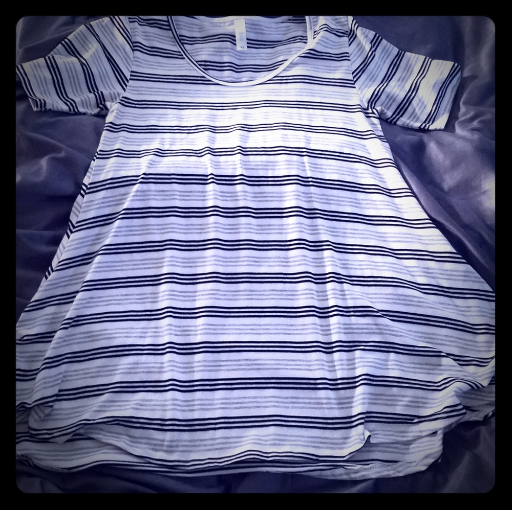 LuLaRoe Perfect Tee Size XS 🖤